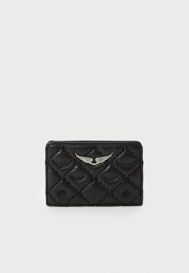 Portefeuille en cuir noir avec un motif matelassé, accent en métal argenté en forme d'aile, et finition texturée. Forme rectangulaire compacte avec des détails cousus.