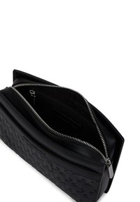 Geantă de mână din piele neagră, cu un exterior texturat și pattern, dotată cu un fermoar argintiu și un interior spațios ce include un compartiment cu fermoar.