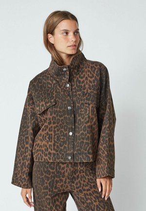 Brown leopard print jacket with a high collar, button closure, and two front pockets. Made of denim with a relaxed fit and long sleeves.