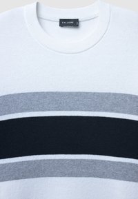 Maglione bianco con strisce orizzontali in grigio chiaro, grigio scuro e nero. Collo rotondo, polsini a costine e morbida texture.