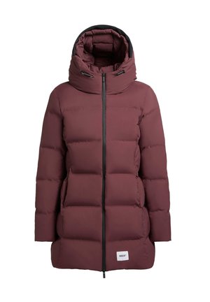 Bordová péřová bunda s vysokým límcem a kapucí, vybavená předním zipem, bočními kapsami a texturovaným prošívaným designem.