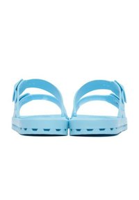 Sandalias de goma azules con dos correas ajustables, suela plana con agujeros de ventilación y superficie texturizada para un buen agarre.