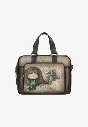 Bruine en grijze tas met een gestructureerd oppervlak, voorzien van een vooraanstaande illustratie van een meisje en het woord "Dromen." Beschikbaar in drie draagopties.