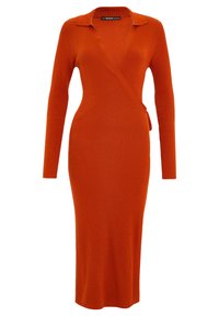 Rippendes, langärmliges Kleid in leuchtendem Orange mit tiefem V-Ausschnitt und kragenähnlichem Halsauschnitt; figurbetonte Passform im Wickelstil.