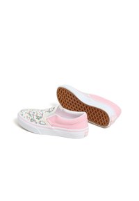 Schoenen met instapmodel, voorzien van een witte canvas bovenkant met een patroon van kleurrijke eenhoorns, roze accenten en een witte rubberen zool met een gestructureerde bruine onderkant.