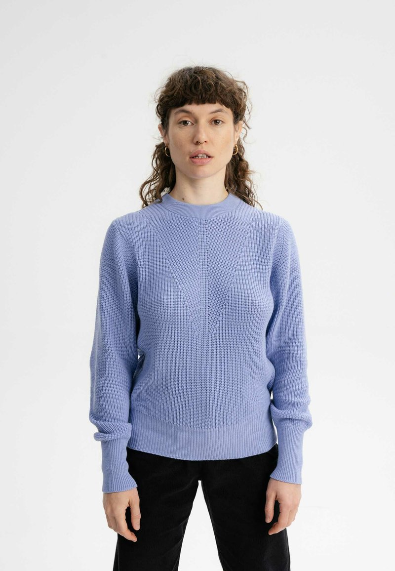 Hellblau gestrickter Pullover mit Rundhalsausschnitt, der ein strukturiertes V-Muster auf der Vorderseite und gerippte Bündchen und Saum aufweist.