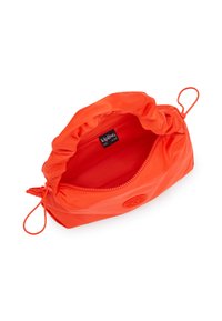 Lys orange stofpose med smocket top og lynlåslukning. Har en tekstureret logoaccent og en glat indre foering.