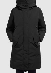 Giacca nera imbottita con colletto alto, chiusure a zip e a scatto, tasche laterali e una texture liscia e opaca. Presenta un cappuccio e elementi regolabili.