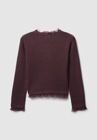 Burgunderfarbener Strickpullover mit einem strukturierten Muster, ausgefransten Kanten an den Bündchen und dem Saum sowie einem Rundhalsausschnitt und langen Ärmeln.