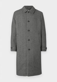 Palton gri în model herringbone, cu guler, cinci butoane frontale, două buzunare laterale și manșete desfăcute. Fabricat dintr-un material gros și texturat.