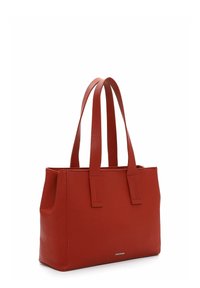 Rød pebret læder tote bag med to flade håndtag, rektangulær form, glat tekstur og et subtilt metallisk logo på forsiden.