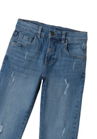 Jeans de mezclilla azul con un diseño de pernera recta, estilo estándar de cinco bolsillos, detalles desgastados y cierre de botón en la cintura.