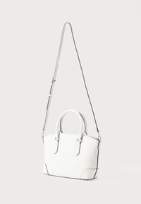 Λευκή δερμάτινη τσάντα χειρός με δομημένο σχήμα, επάνω χερούλια και ρυθμιζόμενο λουρί ώμου. Διαθέτει ασημένια μεταλλικά στοιχεία και διακριτικές ραφές.