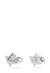 Silberne ohrringe in sternform mit geometrischem design, versehen mit klaren steinakzenten und polierter metalloberfläche. Einfache Stecker.