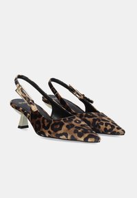 Zapatos de tacón tipo slingback con estampado de leopardo, hechos de ante, con punta afilada, detalles en negro y un tacón bajo con acentos dorados.