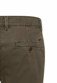 Olivgrüne Chinos mit glatter Textur, ausgestattet mit einer Gesäßtasche mit Knopfverschluss und einem kleinen Logo über der Tasche.