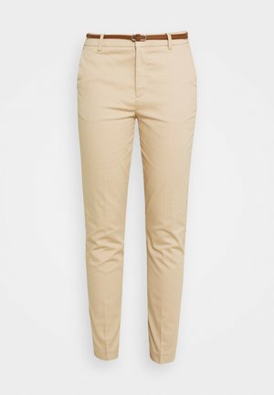 Pantaloni beige sartoriali con vestibilità slim, realizzati in un tessuto liscio, con passanti per cintura e una cintura marrone con fibbia in metallo.