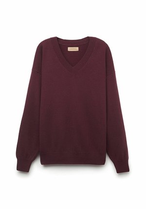 Burgunderfarvet v-hals sweater lavet af blødt materiale, med lange ærmer, ribbede manchetter og kant, samt en glat overflade uden synlige mønstre.