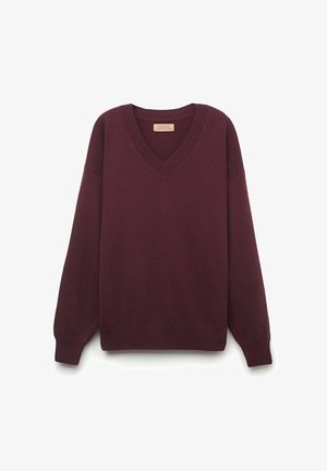 Burgunderfarvet v-hals sweater lavet af blødt materiale, med lange ærmer, ribbede manchetter og kant, samt en glat overflade uden synlige mønstre.