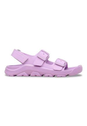 Lila sandalen met open teen, twee verstelbare gespbandjes boven en een klittenbandriem bij de hiel met een gestructureerde zool.
