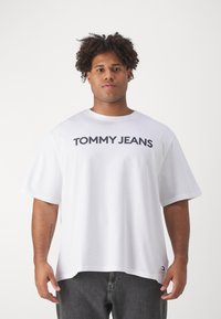 Tommy Jeans BOLD CLASSICS TEE  - Camiseta estampada - white