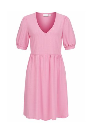 Rozā ceļgala garuma kleita ar īsām pūkām, savilkta jostasvieta, V-veida dekoltē un ribota auduma tekstūra.