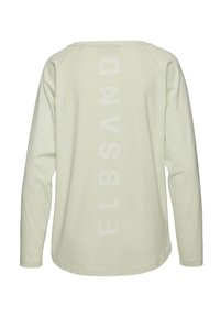 Hellgrünes Langarmshirt aus weichem Stoff. Mit einem vertikalen, schwachen weißen Druck von "ELBSAND" auf dem Rücken. Rundhalsausschnitt.