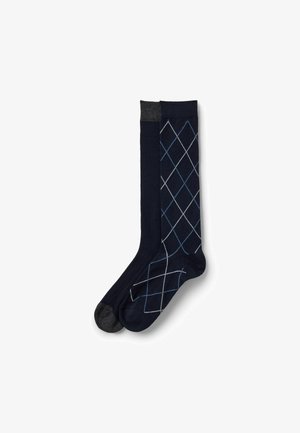 Marineblaue Socken mit gerippter Textur; eine einfarbig mit grauem Zeh, die andere mit einem Rautenmuster in Hellblau und Weiß.