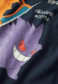 Svart tyg med Gengar, en lila spöke-Pokémon, med röda ögon och ett brett leende. Texten "#0094" ovanför karaktären. Slät textur.