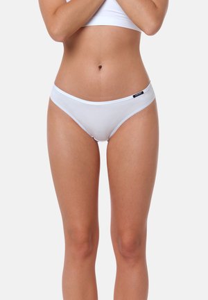 Culottes blanches pour femmes, en mélange de coton lisse, au design taille basse, avec une ceinture contrastante et une petite étiquette de logo.