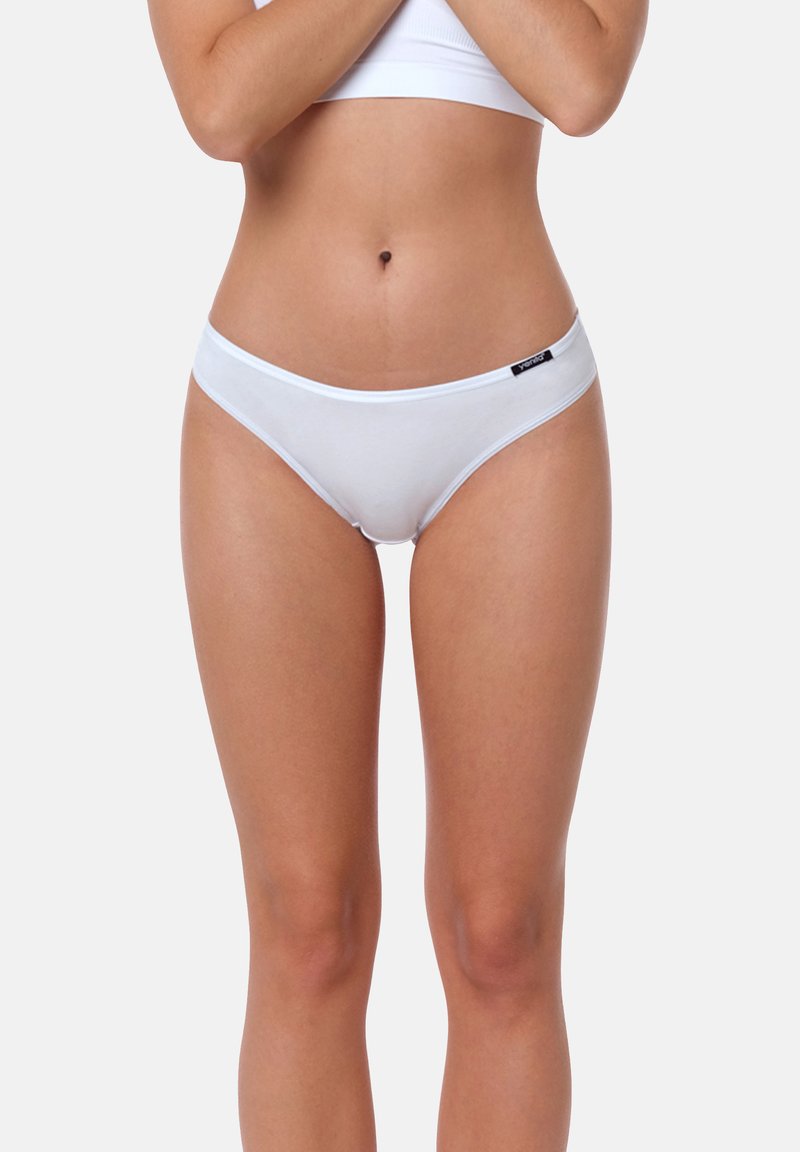 Culottes blanches pour femmes, en mélange de coton lisse, au design taille basse, avec une ceinture contrastante et une petite étiquette de logo.