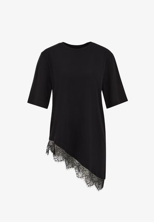 Bluză neagră cu mâneci scurte, asimetrică, cu dantelă la tivul înclinat.
