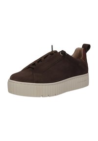 Braune Wildleder-Sneaker mit einer strukturierten weißen Plattformsohle, die ein stromlinienförmiges Design und minimale Schnürung für ein einfaches Anziehen aufweist.