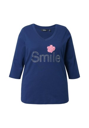 Marineblauwe V-hals t-shirt met driekwartmouwen. "Smile" in rhinestones en een roze textuurrijke bloemaccent op de linkerkant van de borst.