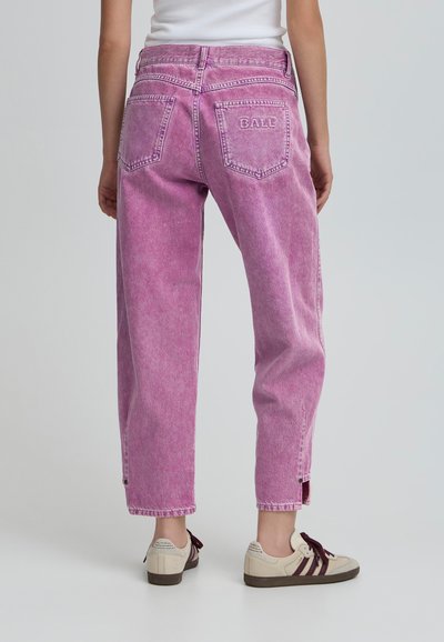 Jeans roz, cu un croi lejer și un aspect decolorat. Prezintă două buzunare la spate; "BALE" brodat pe buzunarul din dreapta. Detaliu cu tiv tăiat.