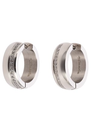 Srebrne kolczyki koła z rzędem małych przezroczystych kamieni osadzonych wzdłuż zewnętrznej przedniej krawędzi, gładkie, polerowane wykończenie.