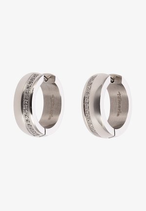 Boucles d'oreilles créoles en argent avec une rangée de petites pierres claires le long du bord avant extérieur, finition polie lisse.