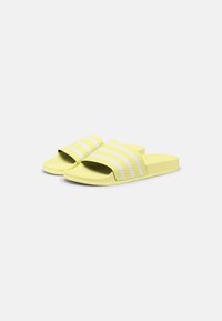 adidas Originals ADILETTE - Chinelos de piscina - yellow