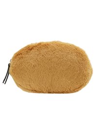 Měkký, oválný, světle hnědý chlupatý sáček s černým táhlem na zip na bílém pozadí.