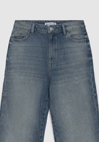Jeans aus hellem Denim mit ausgewaschenem Effekt, ausgestattet mit Knopfleiste, Fünf-Taschen-Design und geradem Schnitt.