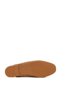 Semelle de chaussure marron avec un petit talon, lisse et texturée pour l'adhérence, vue du dessous sur fond blanc.