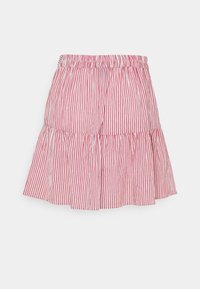 Červenobílá pruhovaná vrstvená sukně s elastickým pasem, vyrobená z lehké látky, s vodorovnými záhyby a rozšířeným střihem.