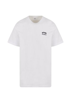 Camiseta de algodón blanca de manga corta con un pequeño diseño de texto impreso en negro: "ESTÁ BIEN ser diferente." Cuello redondo simple, ajuste relajado.