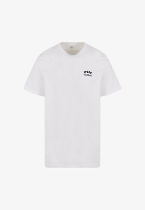 Weißes Baumwoll-T-Shirt mit kurzen Ärmeln und einem kleinen schwarzen Druckdesign: "Es ist in Ordnung, anders zu sein." Einfacher Rundhalsausschnitt, lockere Passform.