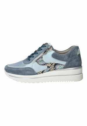 Blauer und hellgrauer Sneaker mit Wildleder-, Mesh- und Schlangenprint-Akzenten, Schnürung vorne, seitlichem Reißverschluss und dicker weißer Sohle.