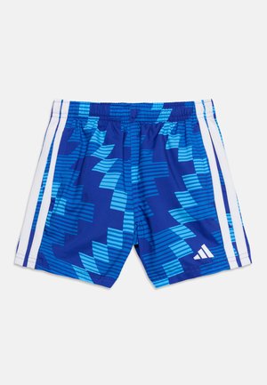 Shorts de sport bleus avec motifs géométriques bleu clair, bandes latérales blanches, ceinture élastique et petit logo Adidas blanc sur la jambe gauche.