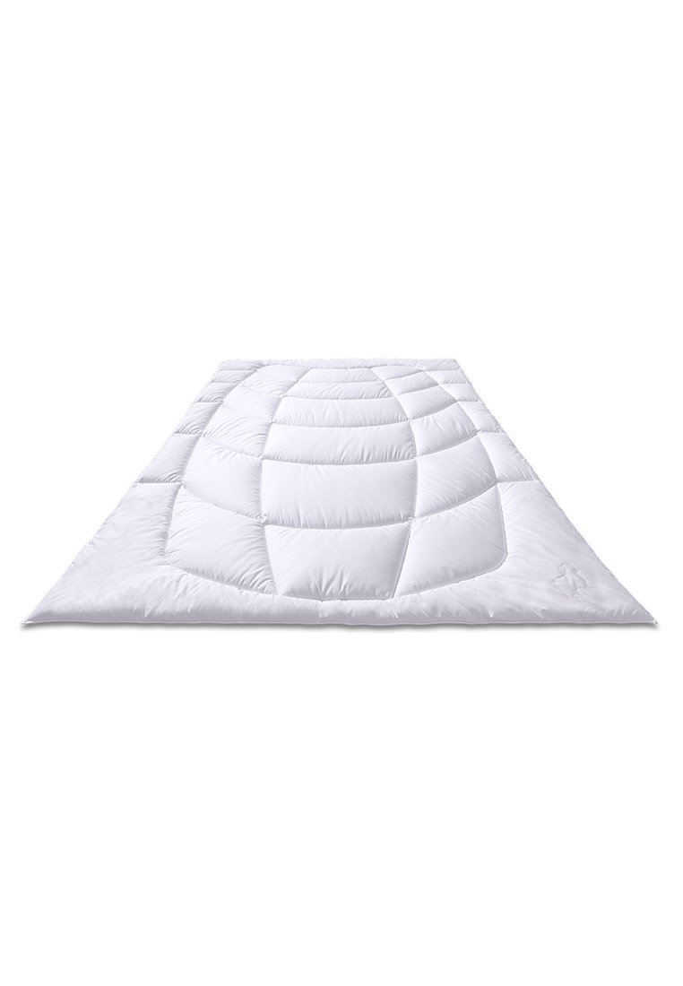 Vit quiltad täcke med en mjuk textur, med ett geometriskt mönster av upphöjda sektioner för estetisk och funktionell design.