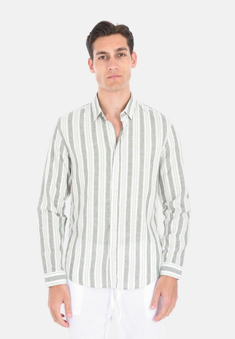 Camicia a maniche lunghe in grigio chiaro e bianco a righe verticali, realizzata in tessuto di lino. Presenta un colletto con chiusura a bottoni e maniche con polsini.