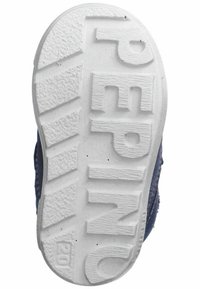 Zapato azul con una suela de goma texturizada blanca que presenta letras en relieve y patrones de pisada. Diseño grueso y duradero para agarre y estabilidad.