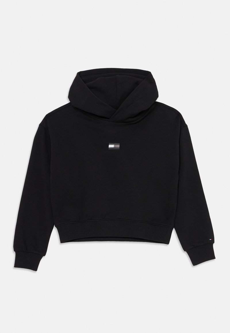 Juodas trumpas hoody pagamintas iš minkštos medžiagos. Turi kapučioną, ilgas rankoves ir mažą logotipo aplikaciją krūtinėje. Guminiai rankogaliai ir apvadas.